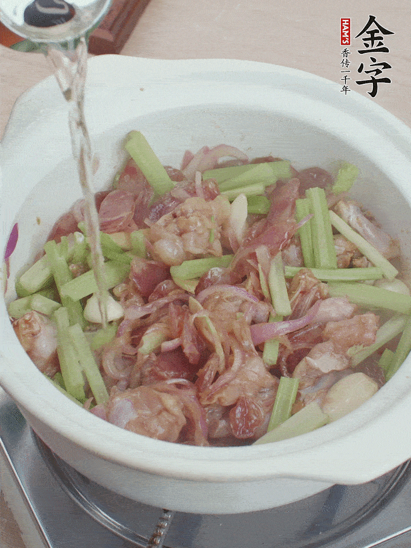 牛蛙變色后，淋點啤酒，加蓋后調(diào)小火燜10分鐘。