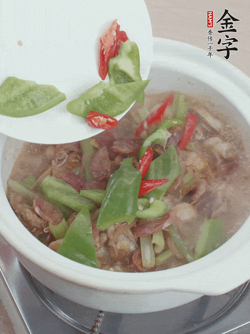 下綠菜椒，翻炒1分鐘。