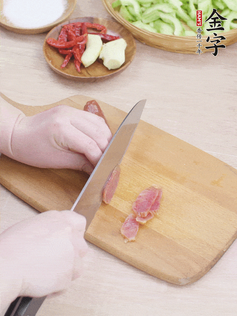 金字土香腸水煮10分鐘，切薄片。