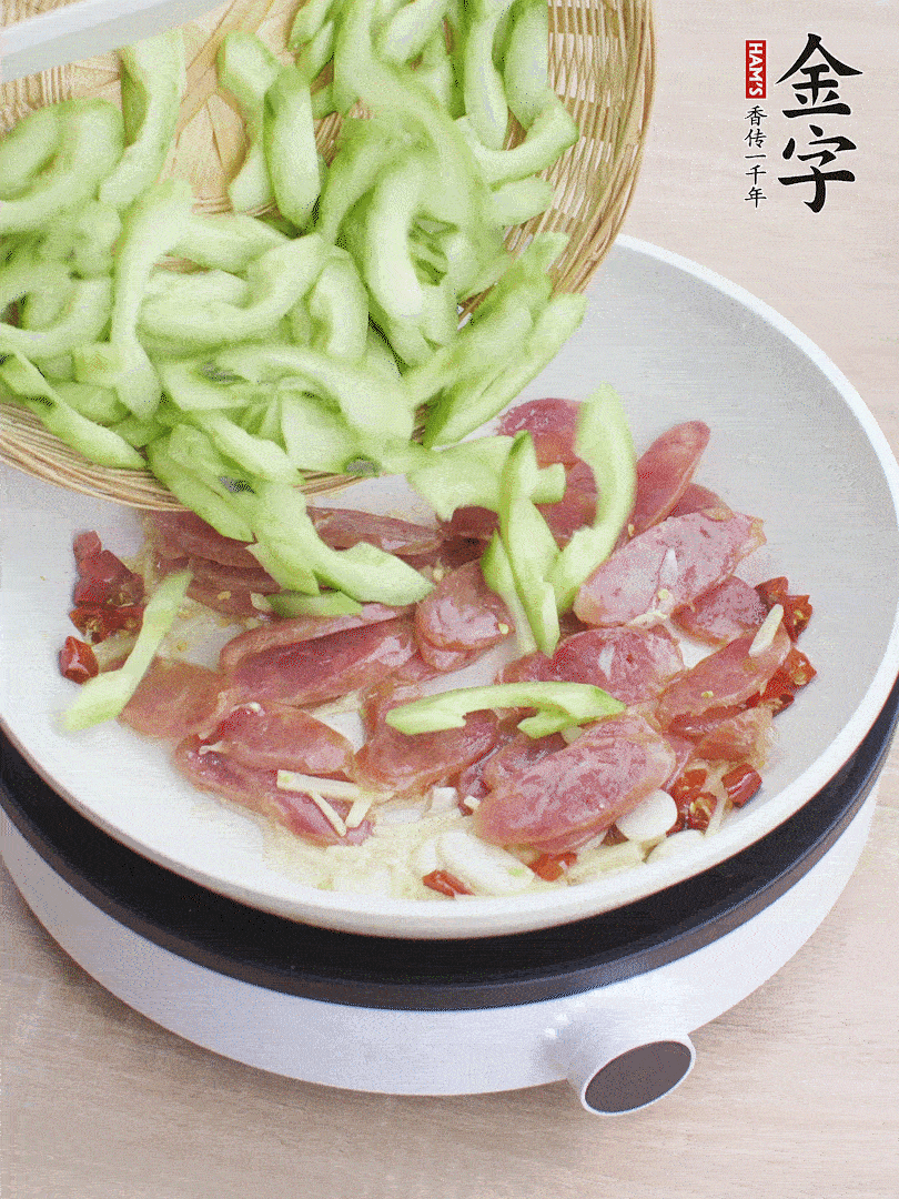 下香腸煸出油脂，放黃瓜翻炒。