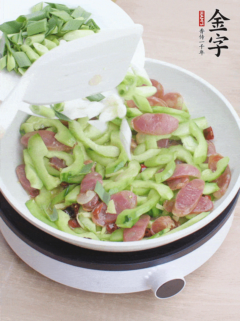 下青蒜翻炒。