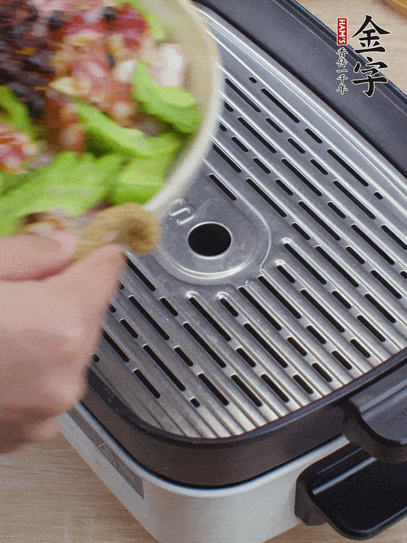 小排、苦瓜、香腸依次碼入，撒上豆豉蒸25分鐘。