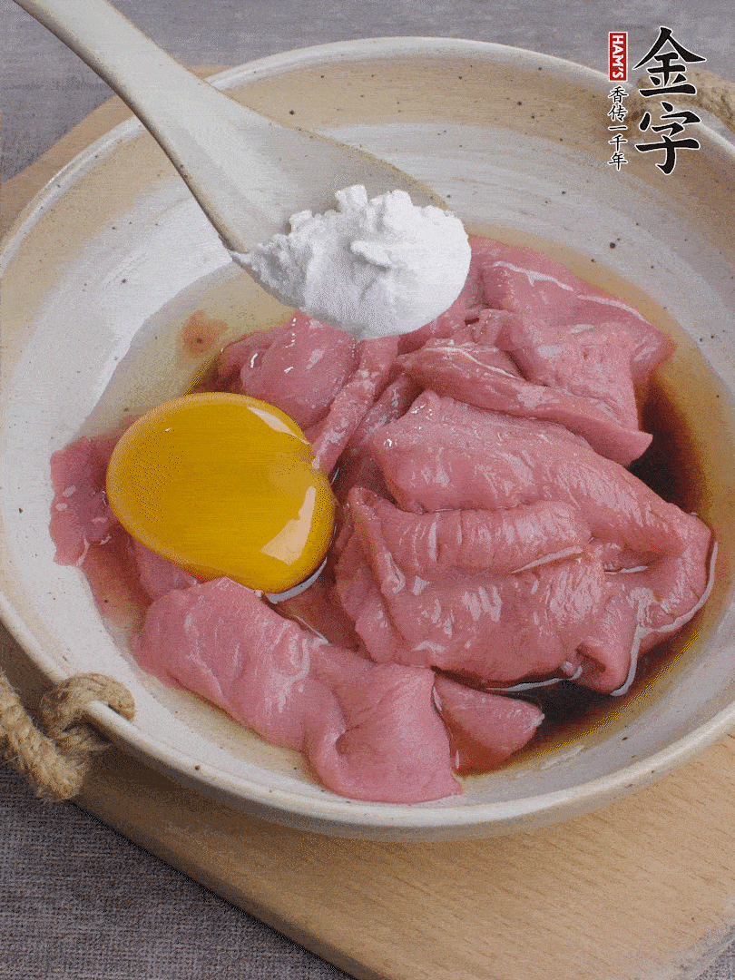 牛肉切片，雞蛋1個、水2勺、料酒1/2勺、生抽1/2勺、生粉1勺腌15分鐘。