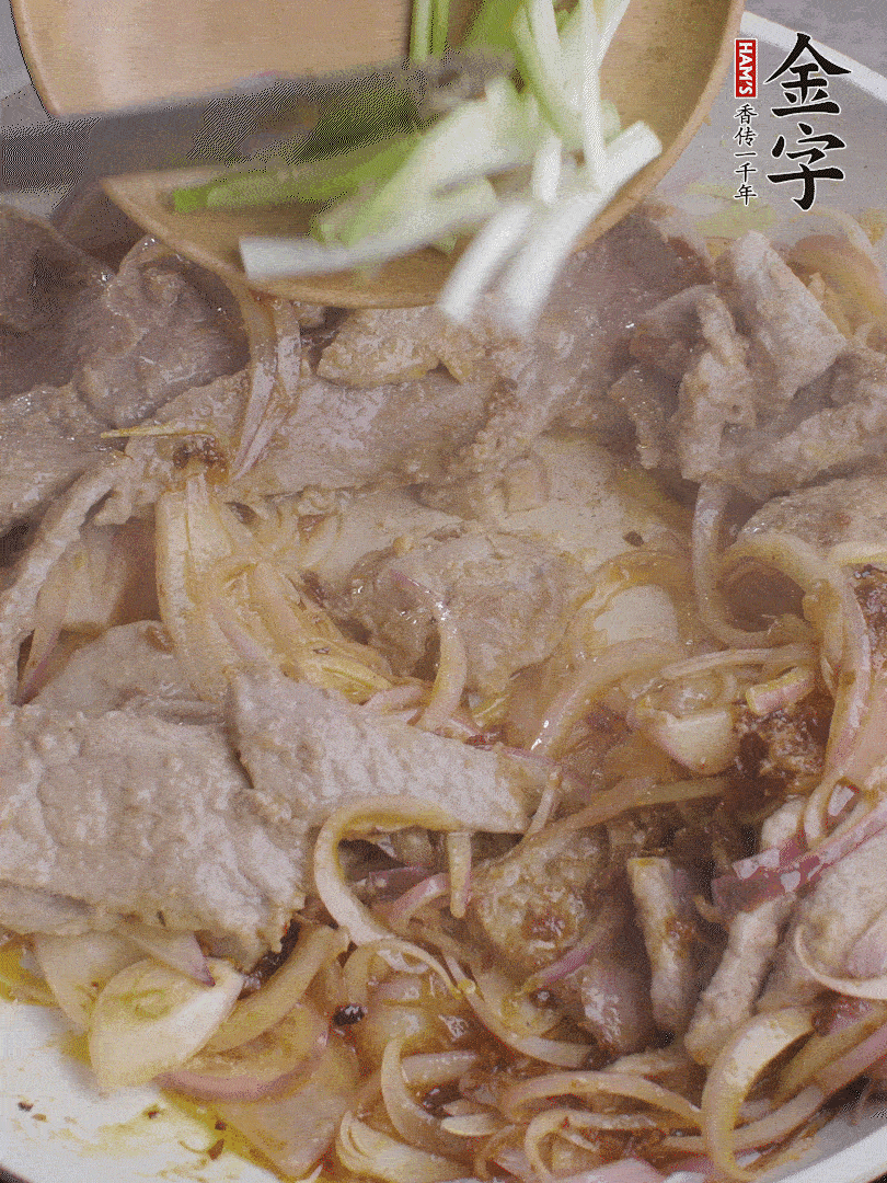 下牛肉、蔥段快炒。
