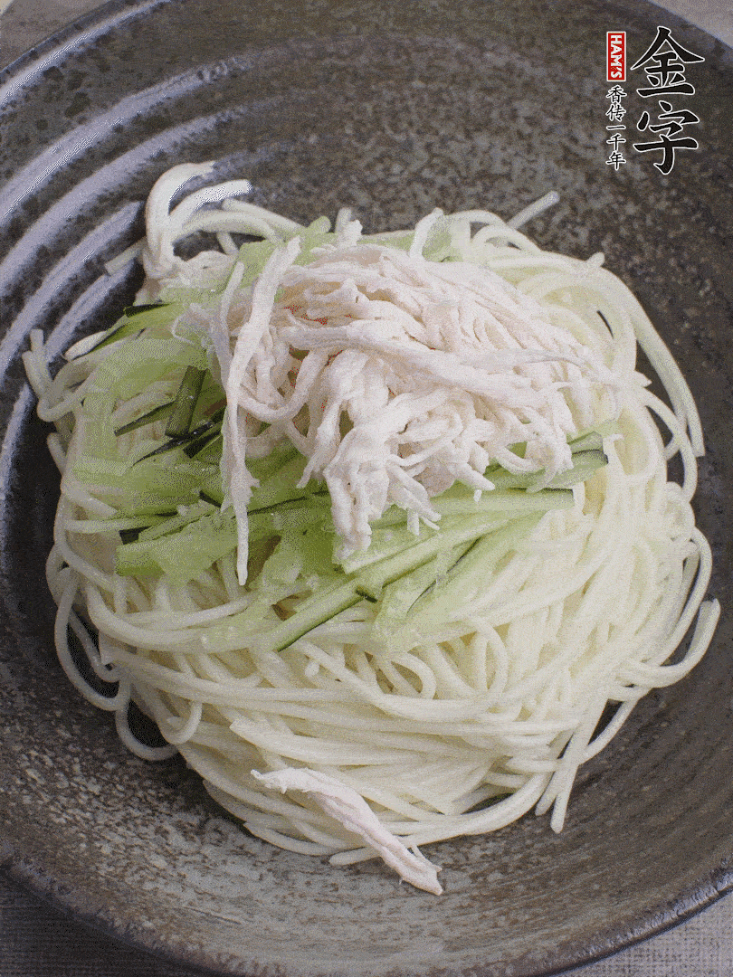 堿水面（熟）倒入大碗中，鋪上黃瓜絲、雞絲。