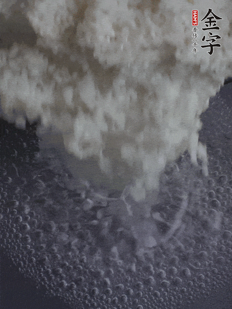 浸泡好的大米，沸水下鍋煮5分鐘，撈出瀝干。