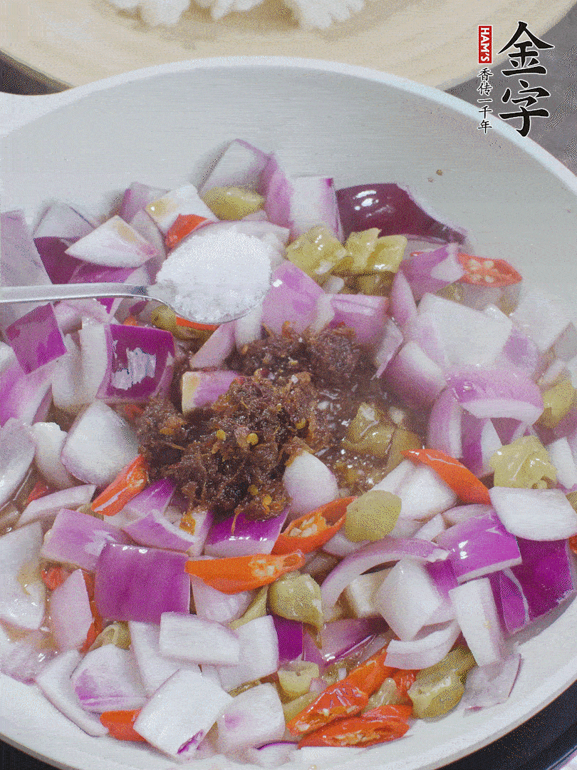 加1大勺金字火腿大師醬、2勺生抽、1勺糖，翻炒。