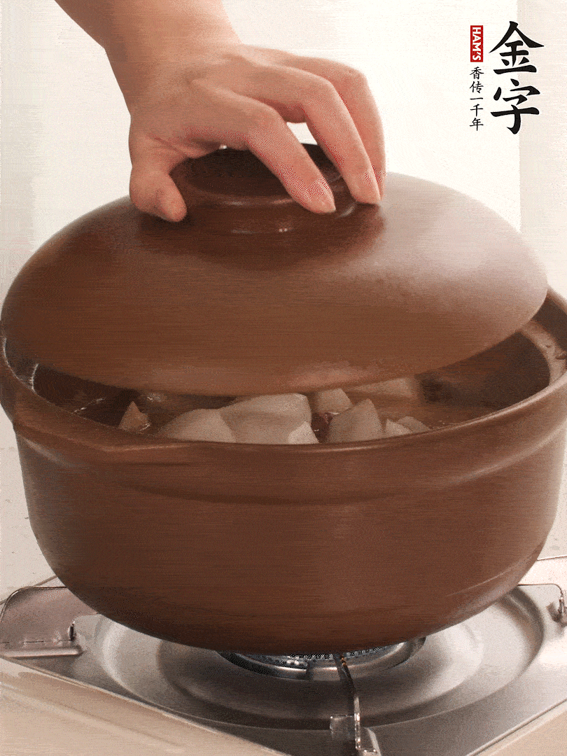 倒沒過食材的熱水，大火燒開。蓋上蓋子轉(zhuǎn)中小火，燉15-20分鐘。等蘿卜煮到喜歡的軟爛度就可以關(guān)火。