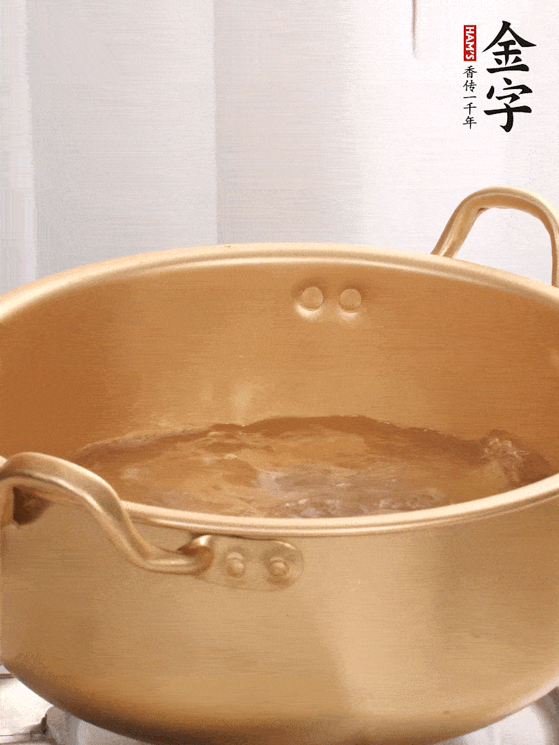 排骨加姜片、料酒，冷水下鍋焯水，撇去浮沫。