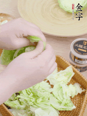 卷心菜掰成小片。