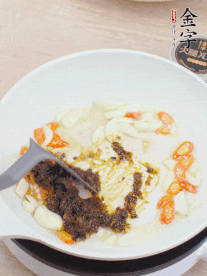 豬油下鍋，爆香蒜片、金字火腿XO醬。