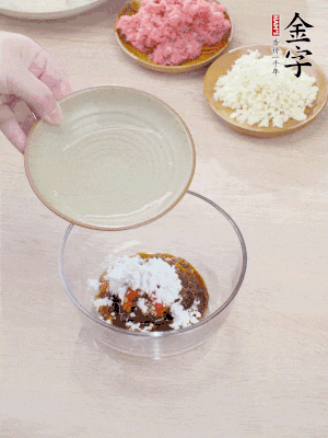 熱油起鍋，五花肉煸出油脂，表面微微發(fā)黃。