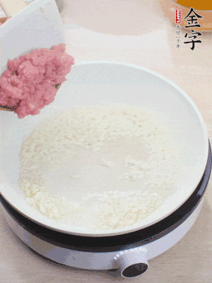 下火腿片、筍干均勻翻炒后，加2勺料酒、適量清水。