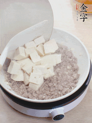 蓋蓋燉煮20分鐘后，加腐皮，撒一點枸杞。