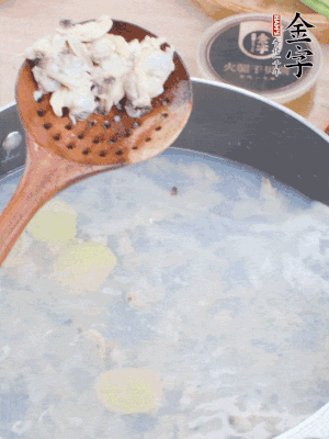 沸水下花蛤肉、姜片、料酒焯水。