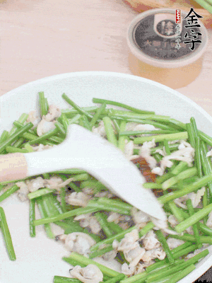 再下花蛤肉、1勺金字火腿干貝醬翻炒攪勻。