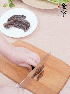 金字醬油肉下鍋煮10分鐘，切薄片。