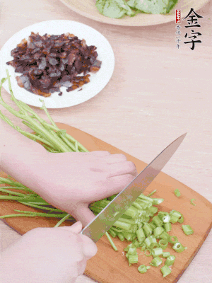 空心菜摘掉葉子，菜梗切成丁。