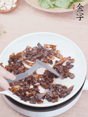 起鍋熱油，煸香醬油肉，撥拉到一邊。