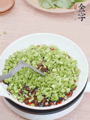 下菜梗翻炒，混合醬油肉。