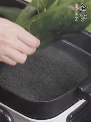 粽葉入沸水煮1分鐘，翻面再煮1分鐘，清洗干凈加水浸泡。