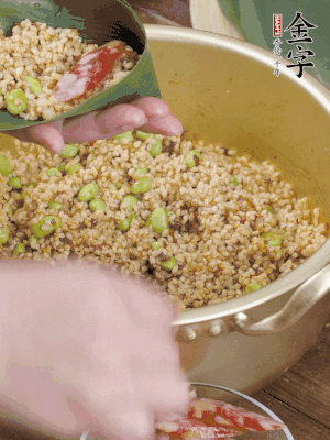 兩片粽葉1/2處葉尾相疊，中間卷成圓錐后裝入餡料。