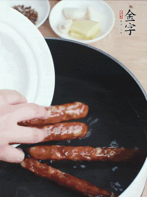 金字香腸水煮15分鐘，撈出切薄片。