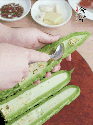 苦瓜去籽切薄片，一點(diǎn)鹽拌勻，10分鐘后沖洗控干。香蔥切蔥花、姜切末、蒜拍碎、干辣椒切圈。