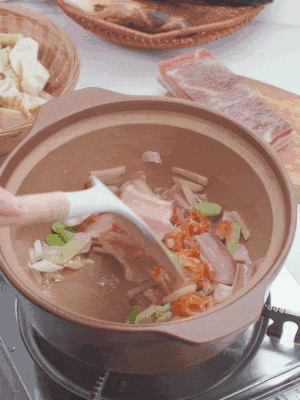 砂鍋中倒入油，放入姜片、蔥段、咸肉、海米炒出香味。
