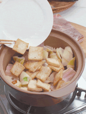 依次下春筍、豆腐，開水沒過食材。