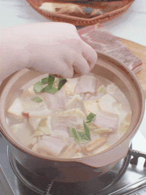 一小撮鹽、糖、雞精調(diào)味，最后撒點蒜葉點綴。