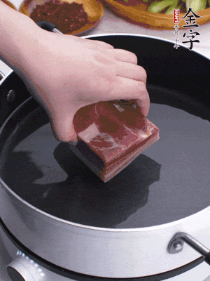 金字淡咸肉冷水入鍋煮15分鐘。
