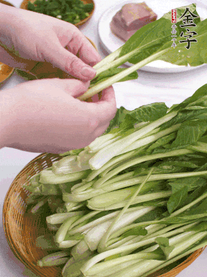 小青菜掰成一片片。