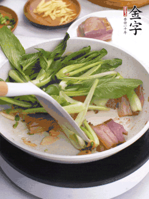 下小青菜翻炒，菜梆子變軟時(shí)，撒一點(diǎn)鹽、雞精調(diào)味。