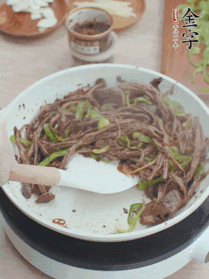 少許鹽調(diào)味。