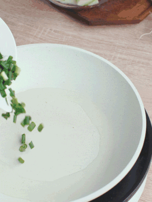 熱油下臘肉、蔥花煸炒，再下西葫蘆。