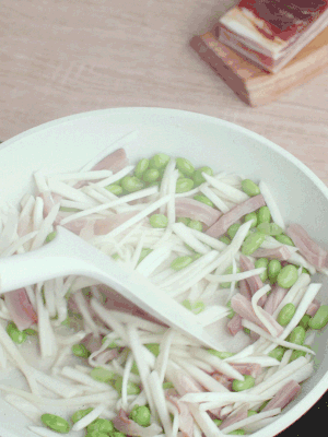 下茭白絲、青豆翻炒。