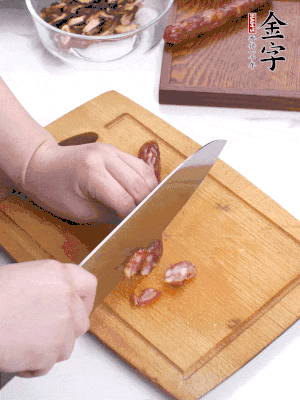 干香菇泡發(fā)切片，金字香腸切片，春筍切大粒。