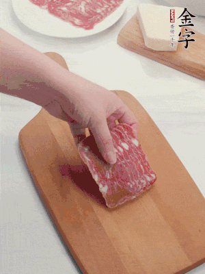 金字培根火腿改刀切小片；白洋蔥切丁；新鮮豌豆剝殼。