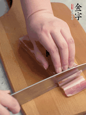 百合切去頭尾，分開(kāi)洗凈;咸肉切薄片。