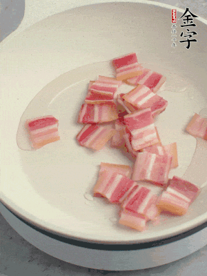 鍋中少許油，金字淡咸肉煸香。