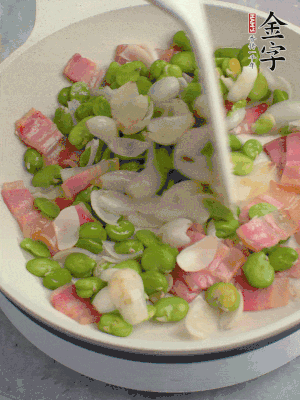 放蠶豆豆瓣、百合炒勻。