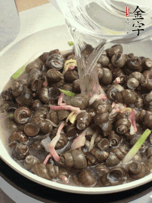 倒處理干凈的螺螄翻炒，加3勺料酒。加清水蓋過螺螄，中火蓋蓋煮5分鐘。
