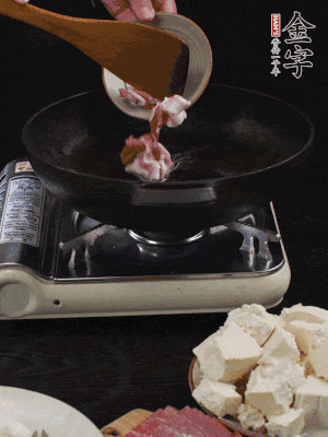 冷油潤(rùn)鍋，下五花肉煸香。