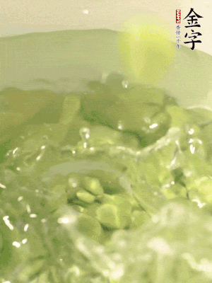 新鮮蠶豆熱水焯水30秒，然后浸入涼水。