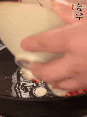 豬油潤鍋，下辣椒、大蒜、火腿片煸香。