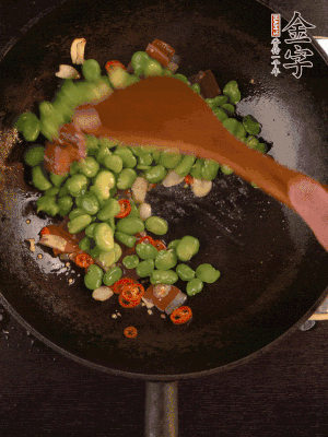 再下蠶豆煸炒，加1勺料酒調(diào)味。