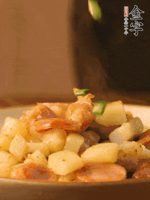 翻炒均勻，撒上蔥花后即可。