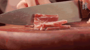 200g金字淡咸肉、100g冬筍、100g香干分別切細(xì)丁。