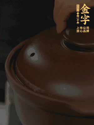 雞、火腿、姜片一起放入砂鍋中，大火轉(zhuǎn)小火燉2小時(shí)。